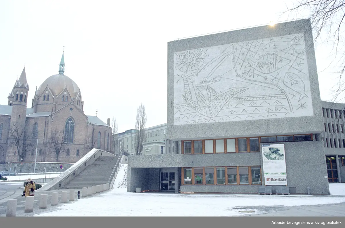 Oslo: Regjeringsbygget. Utsmykkingen som er tegnet av Pablo Picasso og utført av Carl Nesjar. Februar 1996