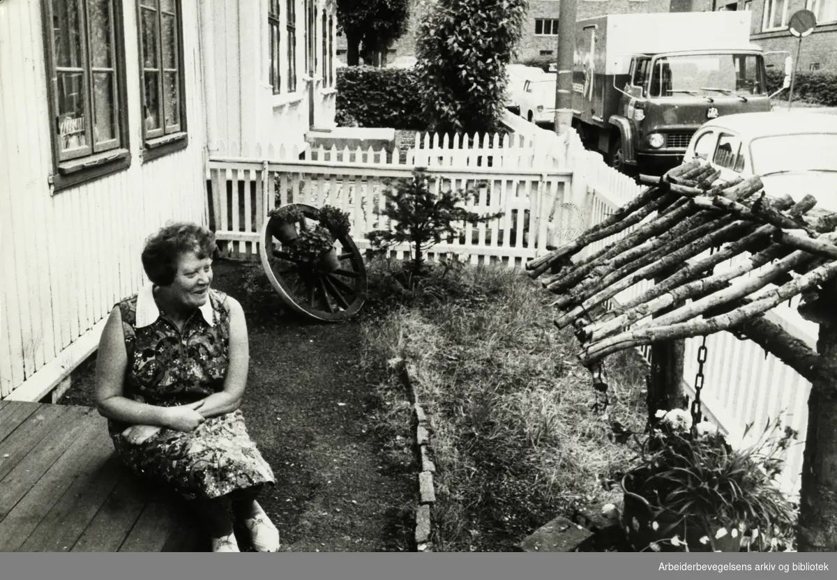 Rodeløkka. Randi Spenningsby ved sitt 100 år gamle hus i Langgata 44. Juli 1970