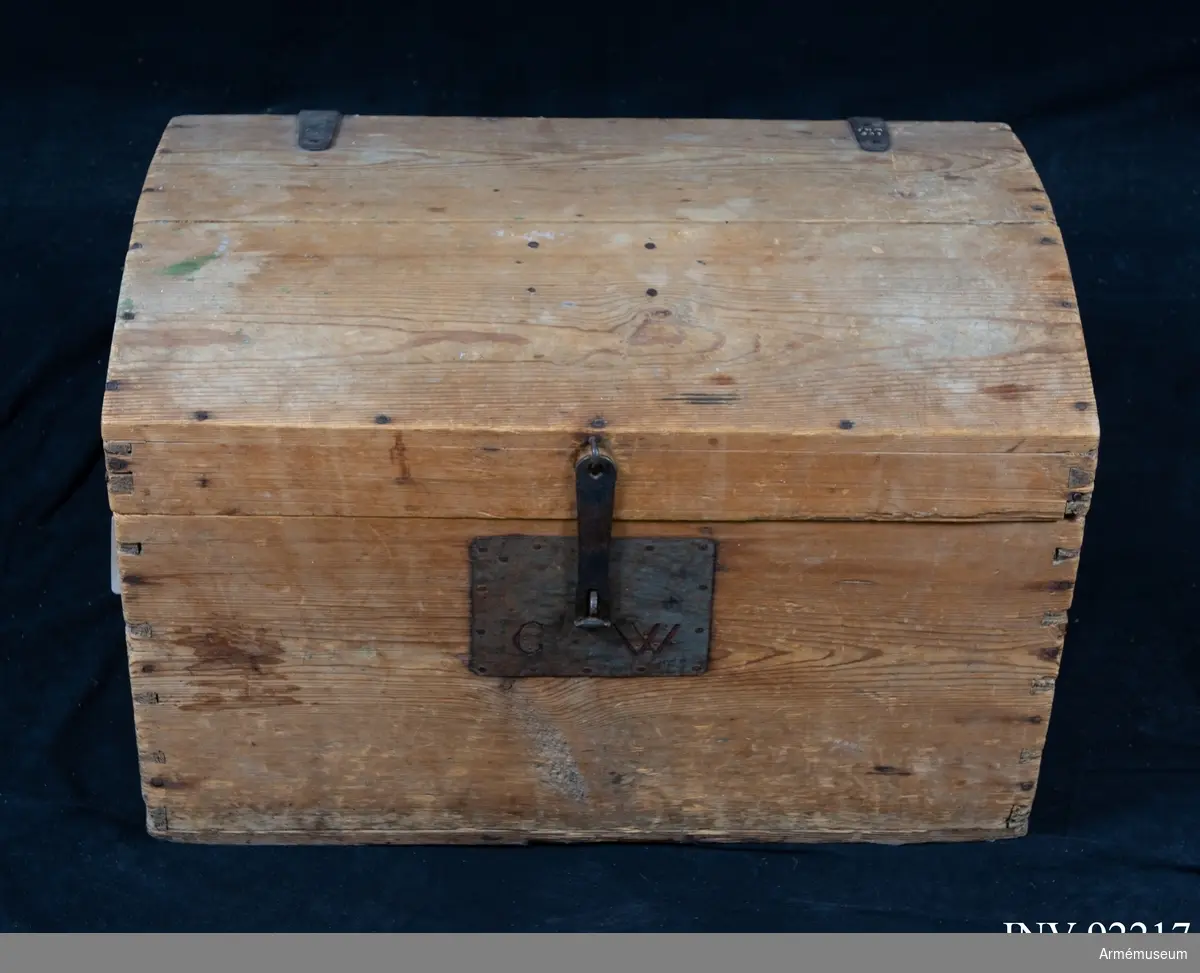 En enklare typ av kista som användes till personliga ägodelar. Välvt lock. Omålad med handtag, låsbeslag och gångjärn av järn.