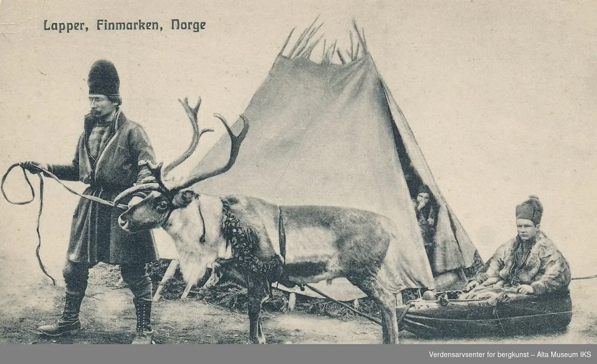 En samisk mann leier et reinsdyr som trekker på en person. Bak dem står en lavvo med et barn som titter ut i åpningen. En rein står bundet bak personen i kjelke.