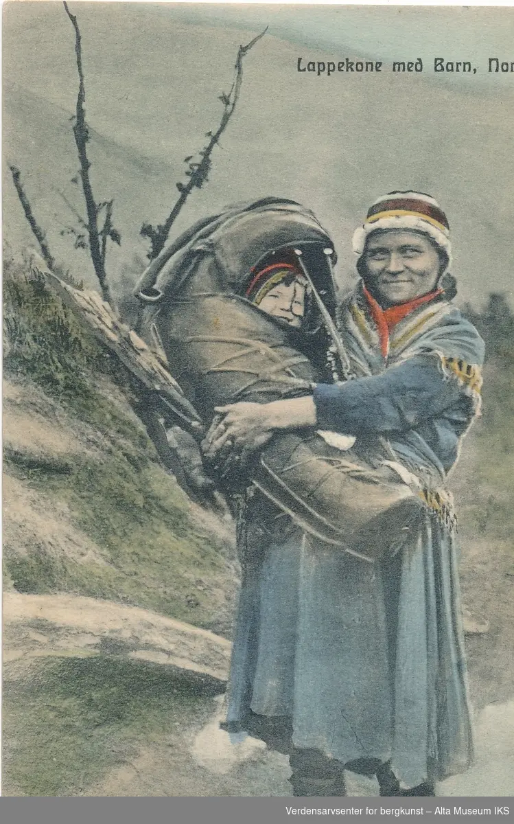 En samisk kvinne med barn i komse.