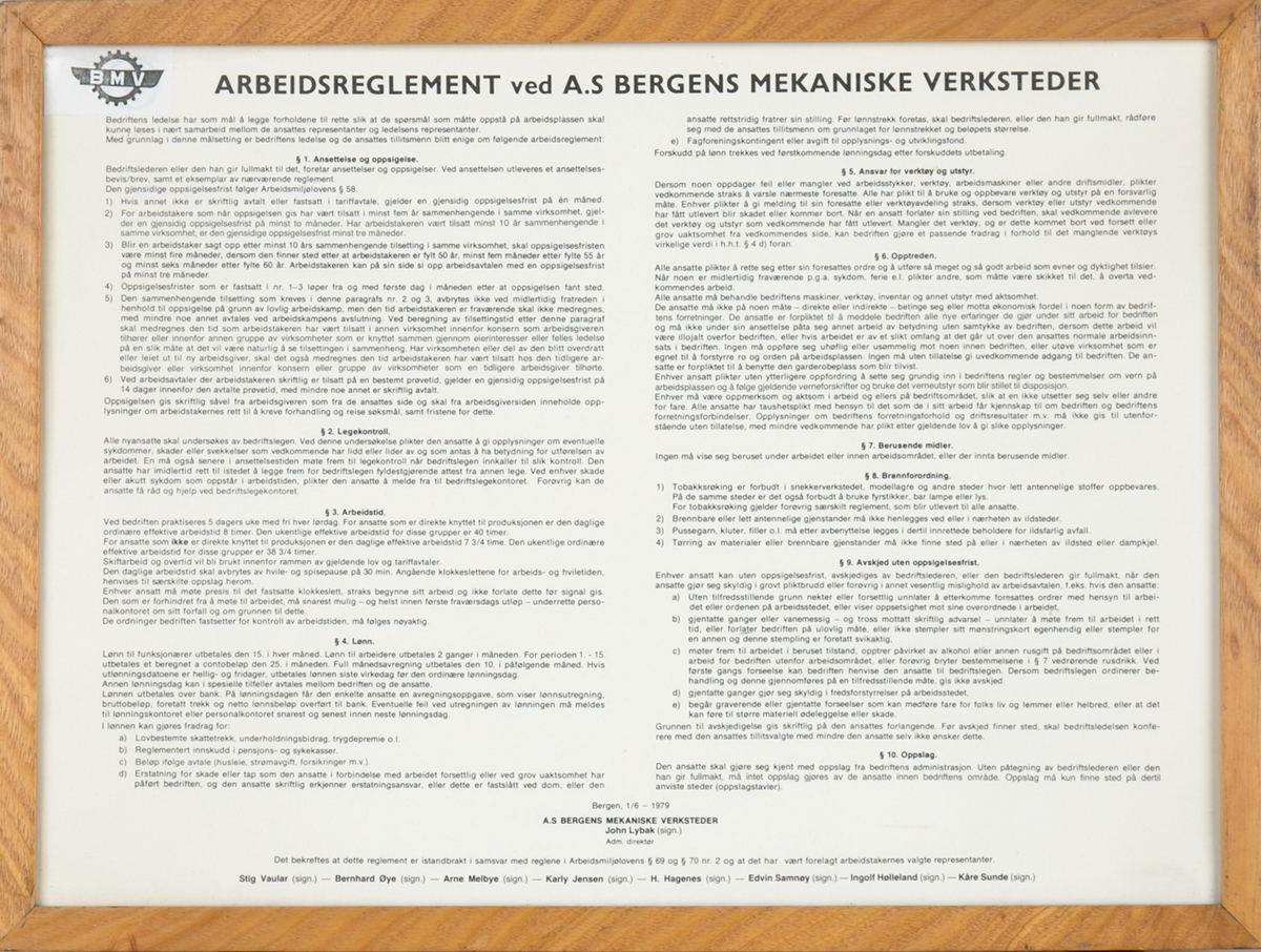 Plakat. Arbeidsreglement ved A.S. Bergens Mekaniske Verksteder av 1979. I glass og ramme.