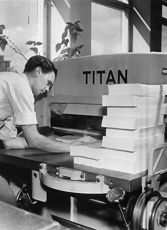 Efter tryckning kommer skärning. Sven Norman giljotinerar
utbetalningskort i skärmaskinen Titan, som arbetar med styrka och
precision.