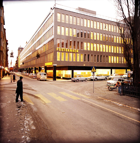 Fasaderna mot Drottninggatan (t v) och Rådmansgatan. Bilden tagen
från hörnet vid Rådmansgatan.