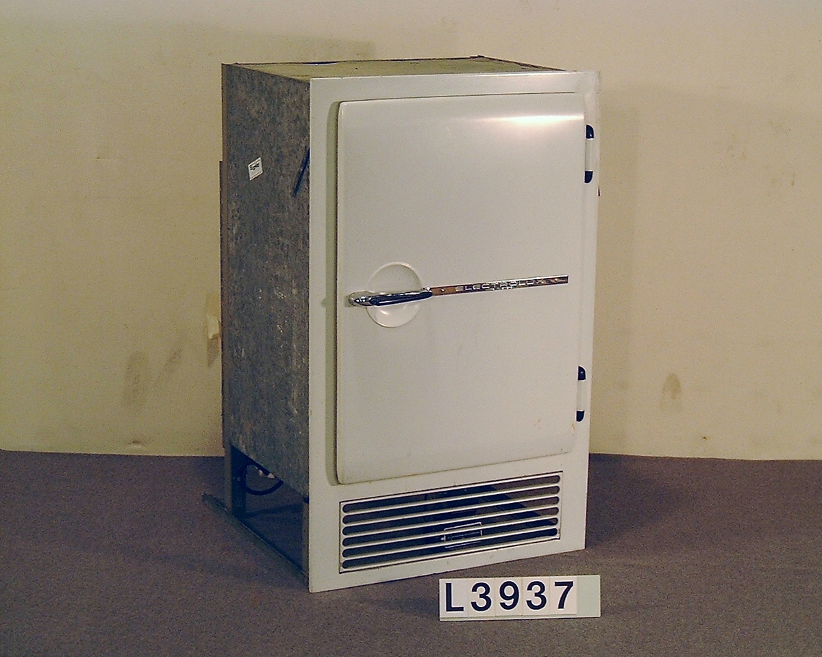 Inbyggnadskylskåp, värmedrivet. Frontluckan är benvit och har det klassiska tryckknappshandtaget. Volymen är på 85 liter. Kylskåpet är komplett med övre och undre ventilationsgaller.