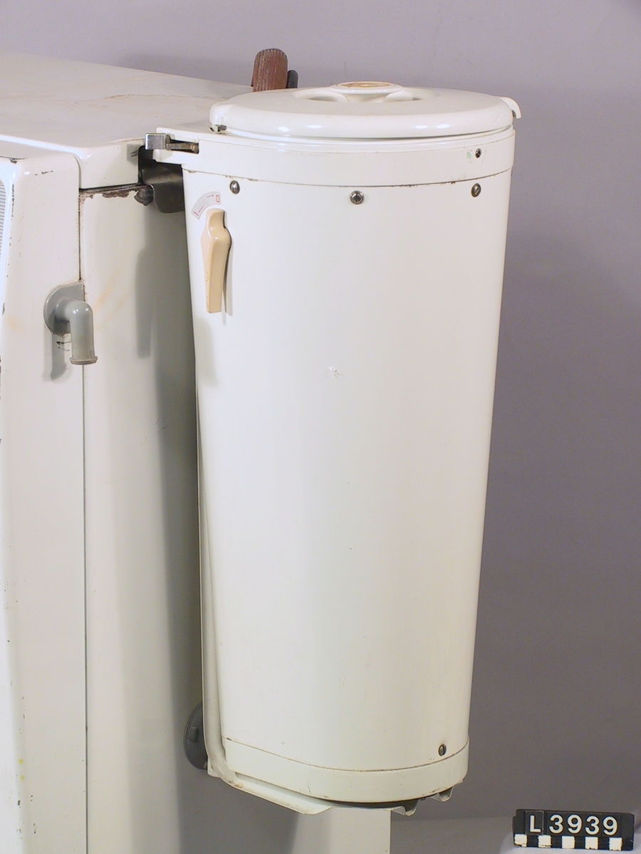 Liten hängande centrifug i konisk form som är vitlackerad. Denna centrifug kan antingen hängas på tvättmaskinerna W30, 50, 80 eller med en speciell ställning som möjliggör hängning på badrumskant eller diskho. På handtaget sitter den äldre Electrolux-loggan i guld. Centrifugen är ihopmonterad med tvättmaskinen WA50 som har E-lux inv.nr 438. Electrolux-loggan på handtaget är borta och kabeln är torr.