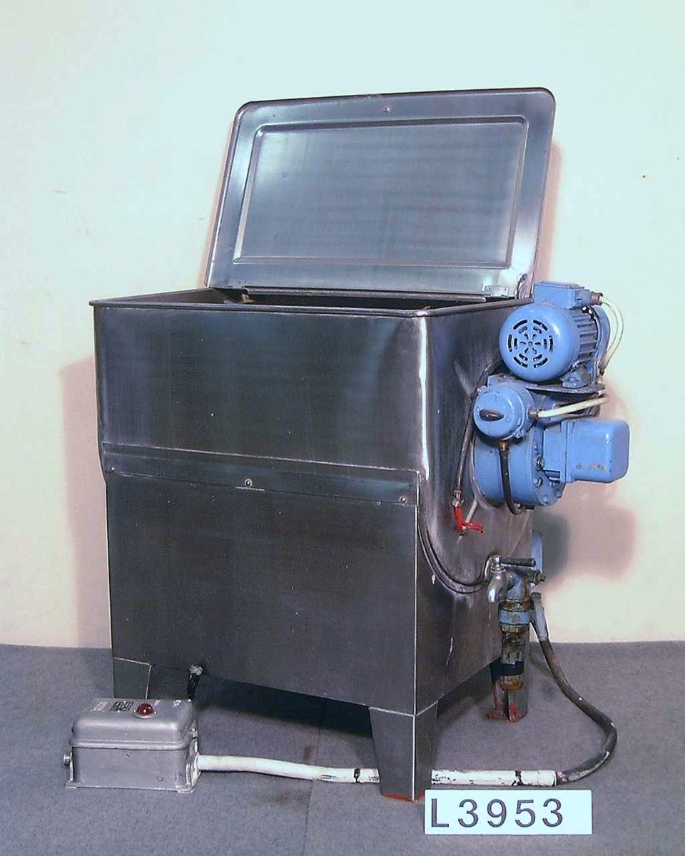 Cylindertvättmaskin, toppmatad med en kapacitet av 12 kg. Maskinen är manuell och ingick i Electrolux fastighetstvättstugeprogram. Knoppen på luckan är sprucken.
Tillbehör: Strömbrytaren till värmeelementet.