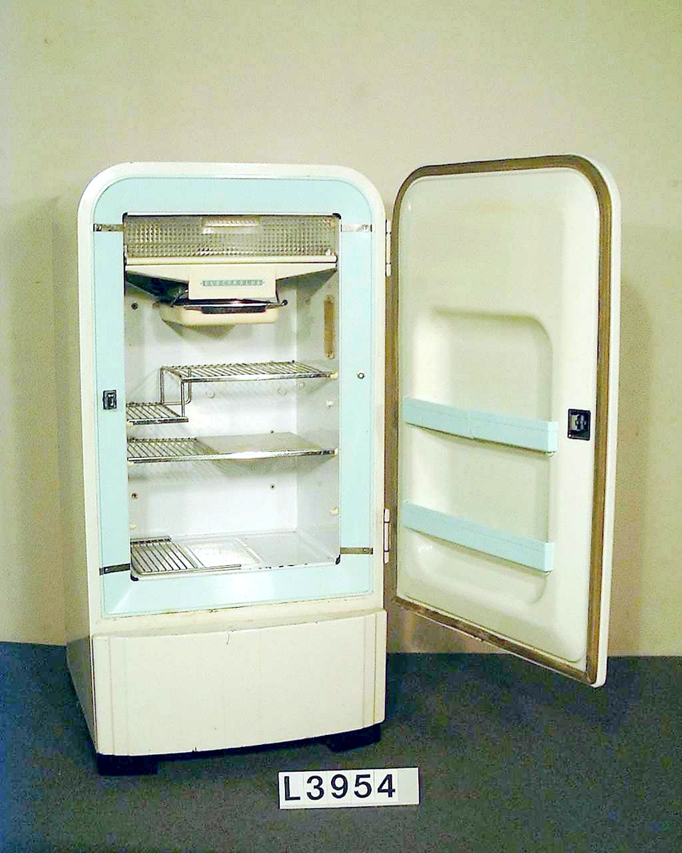 Fristående värmedrivet kylskåp, med en volym av 140 liter. Kylskåpet är designat i typisk 1940-tals strömlinjeform. Kylskåpet har inbyggd defrost-inställning. Electroluxmärket på dörren har spruckit.
Tillbehör: Två nycklar.
