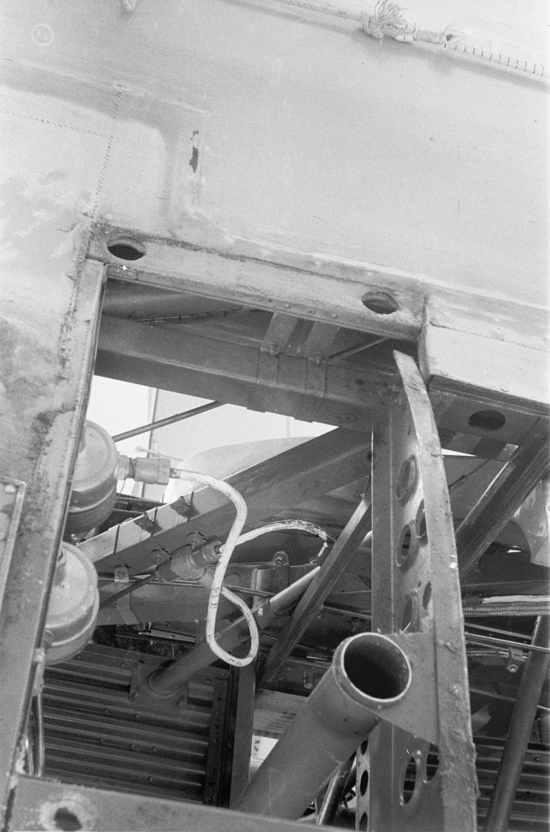 Sprickbildning i vingbalk på flygplan Gloster Gladiator gul J efter beskjutning i luftstrid den 7 mars 1940. Vid F 19, Svenska frivilligkåren i Finland, 1940. Serie om 2 bilder.
