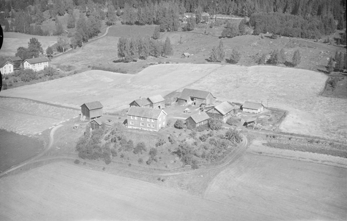 Fåberg, Kyrkjerud gård og Jongerud til venstre