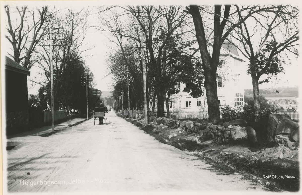 Postkort, ca. 1910.
Helgerødgt. mot øst. Til høyre ses "Oddheim".
Tekst: "Eneb.: Rolf Olsen Moss".