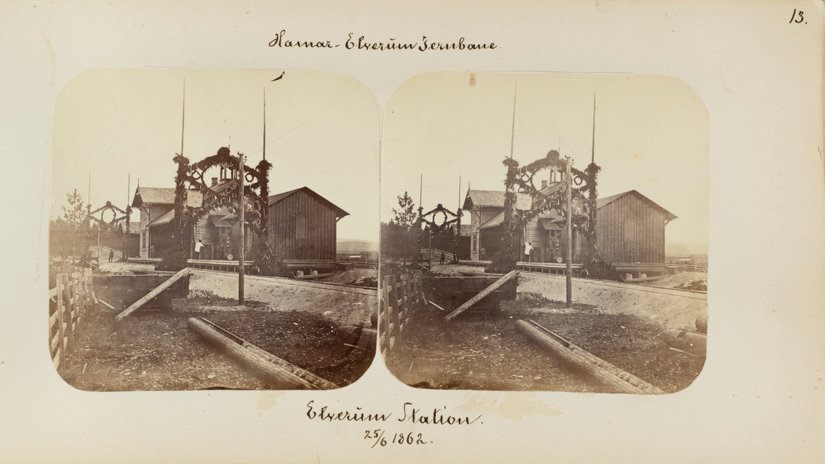 Elverum stasjon med blomsterportaler i anledning den høytidelige åpningen av strekningen Hamar-Elverum 23.06.1862, to dager før bildet ble tatt