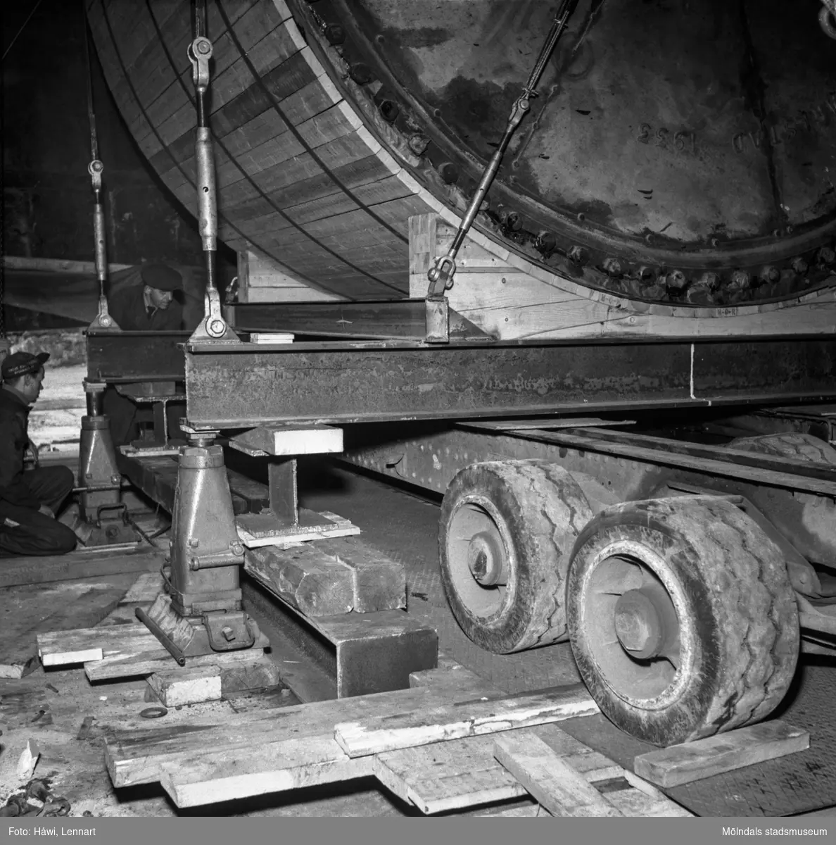 Transport av PM2 yankeecylinder på pappersbruket Papyrus i Mölndal, 12/4 1957. Cylindern lyfts av från släpvagnen.