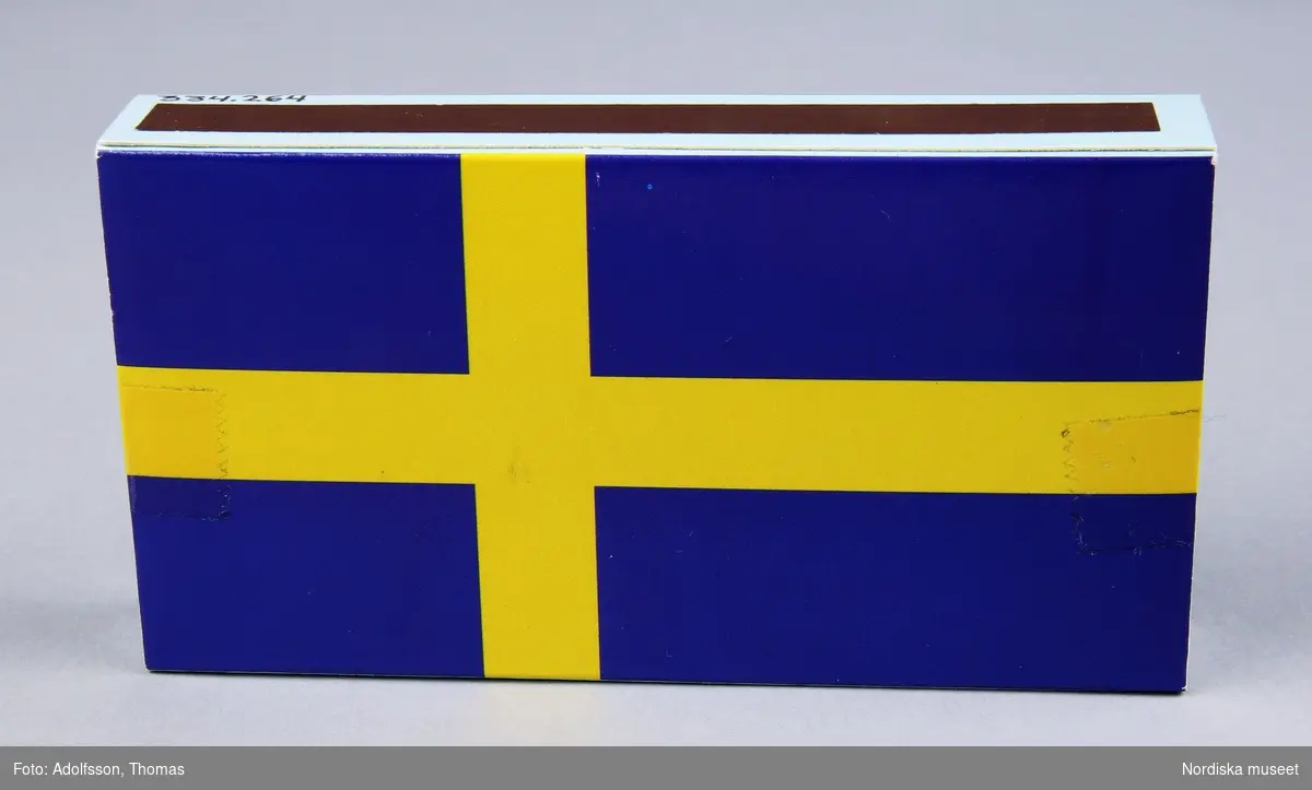 Tändsticksask med plån och tändstickor. Obruten förpackning. På ena sidan sveriges flagga, på den andraett stockholmsmotiv och texten STOCKHOLM.

/ C Hammarlund-Larsson 2019-01-25