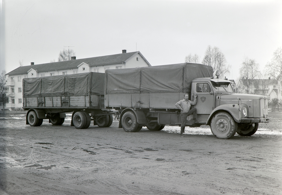Foto for Kylgård, Østås Handel, Vang, Bilder av en Scania-Vabis 75 lastebil med henger. Trailer. Trekkvogn med henger. D-34898