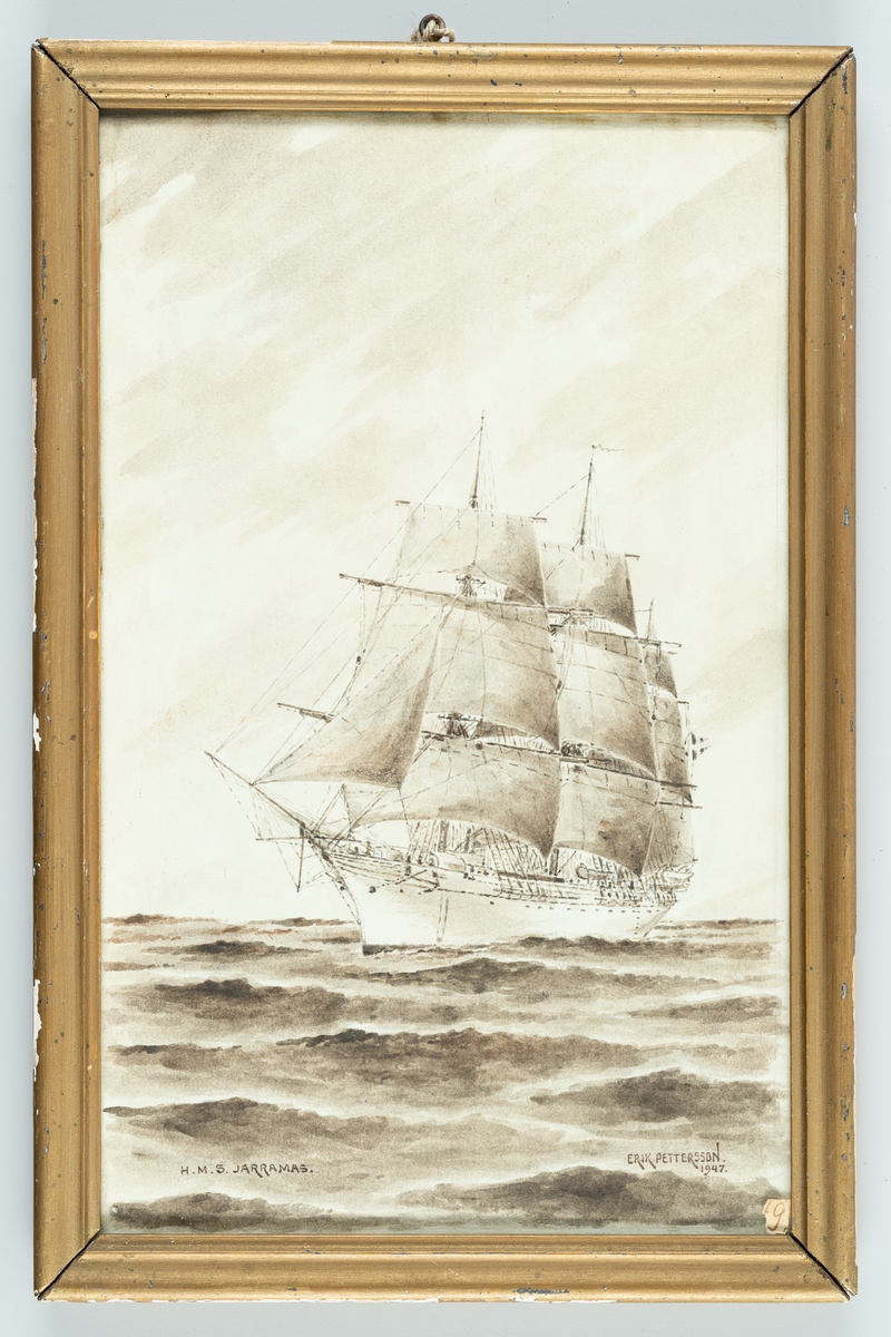 Denna akvarell visar skeppsgossefartyget Jarramas till sjöss från babord framifrån.