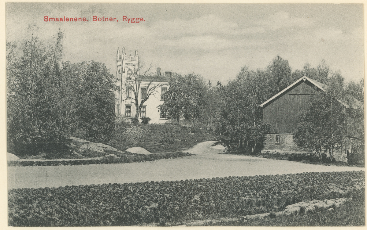 Larkollen, fire postkort, ca. 1910.

Bilde 1:
"Røeds Hotel, Larkollen".

Bilde 2:
"Smaalenene. Botner, Rygge."

Bilde 3:
"Smaalenene, Parti fra Larkollen."

Bilde 4:
"Parti ved Haagensens Landhandleri, Larkollen."