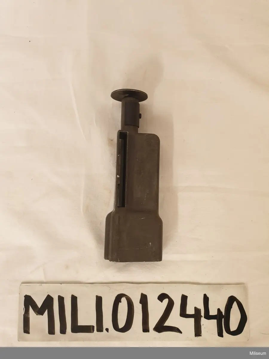 Magasinspåfyllare för 9 mm patroner, bl.a till kpist m/1945.
