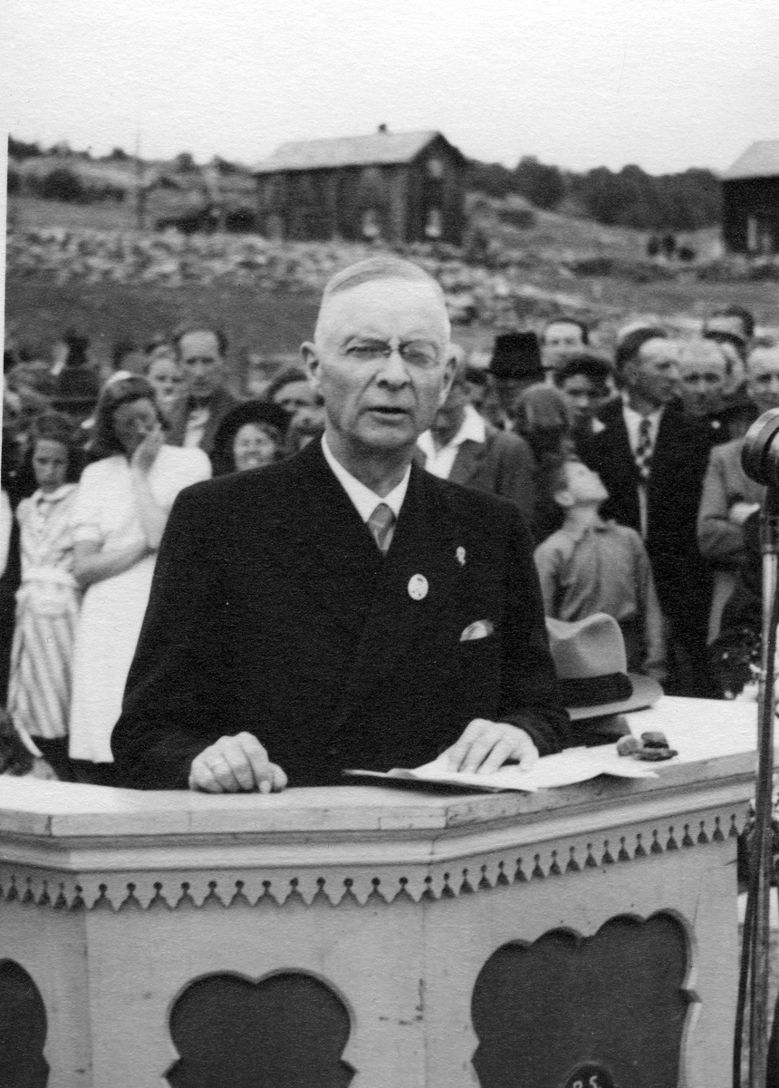Direktør Lange taler på øvre kirkegård ved 300-årsjubileet for Røros Kobberverk i 1946