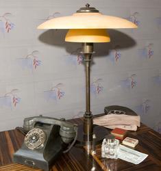 Bordlampe på skrivebordet i stuen i "Slik vil vi bo - 1935".