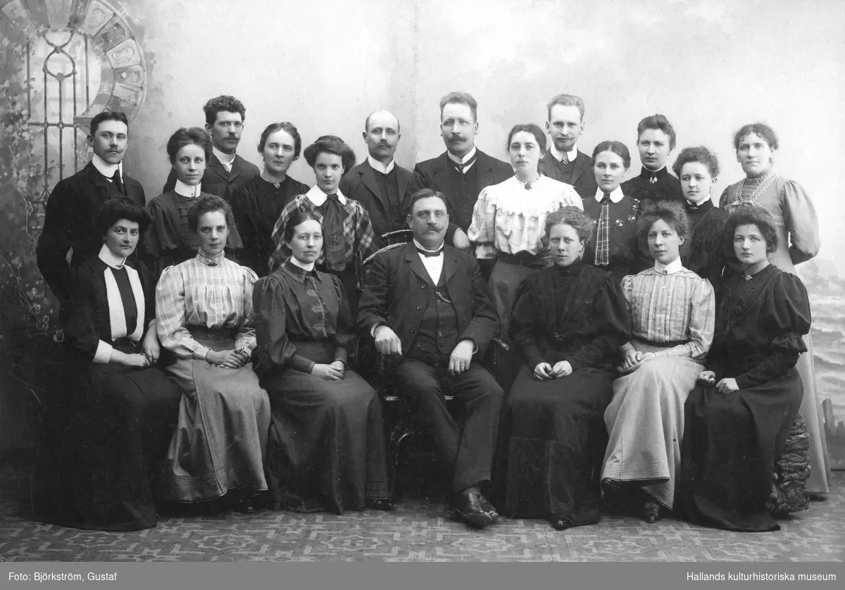 Lärarekåren i Varberg år 1907, små- och folkskola. Nr 4 från vänster stående: Ida Nilsson och längst till höger Bertha Nilsson, till vänster om henne Vilhelmina Malmström. Sittande längst till höger: Berna Johansson.