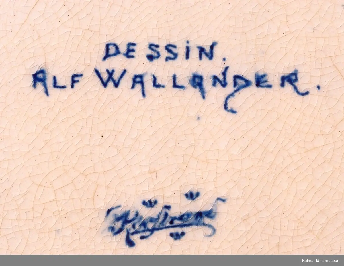 KLM 25029. Skål. Polykrom reliefdekor. Kring livet en bård i relief med blad och frukter i grönt, rött och vitt. Stämlar: Rörstrand, Dessin Alf Wallander. Datering: omkring 1900.