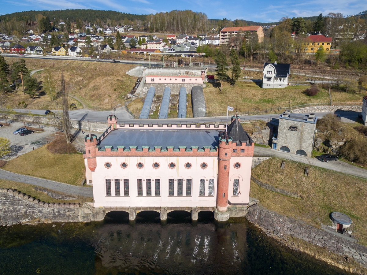 Tinfos II kraftstasjon er frå 1912 og minner om ei borg i utforminga.