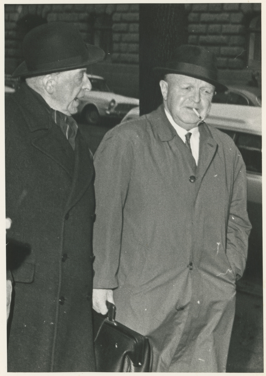 Gatebilde, to menn, ukjent årstall.

Til høyre: Hans S. Jacobsen, skipsmegler.