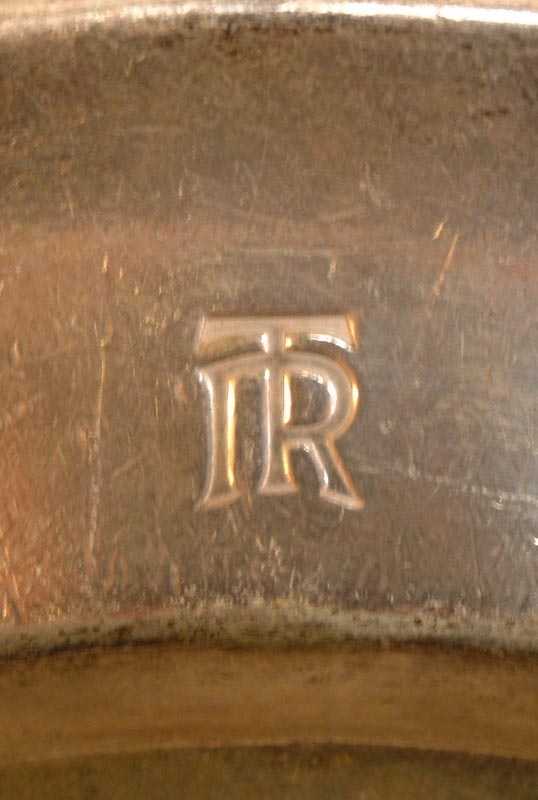 Runt uppläggningsfat i nysilver.
Äldre TR logotyp med 'öppet' R.