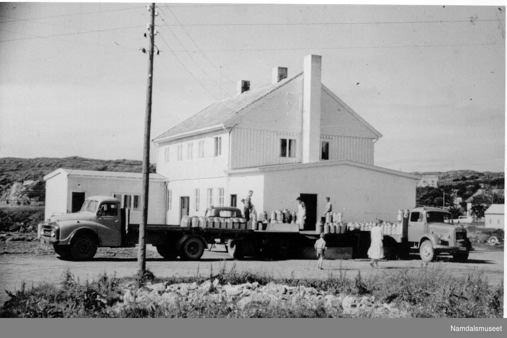 Rørvik Meieri etter ombyggingen i 1954. Det står to melkebiler foran bygningen