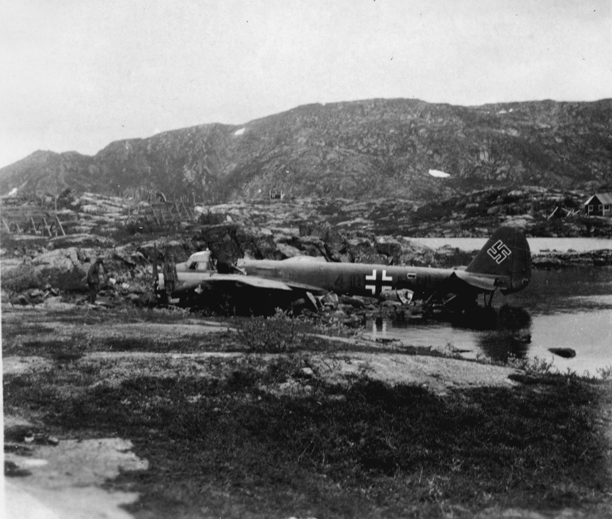 Vraket av et tysk Junkers 88 bombefly på Bjørnfjell. Rundt flyet står det noen tyske soldater.