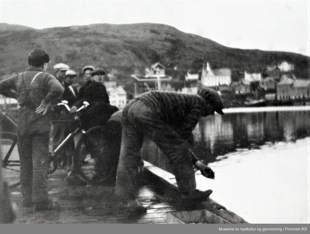 Honningsvåg. Dampskipskaia. Ungdommer fisker fra kaikanten. Slutten av 1920-årene.
