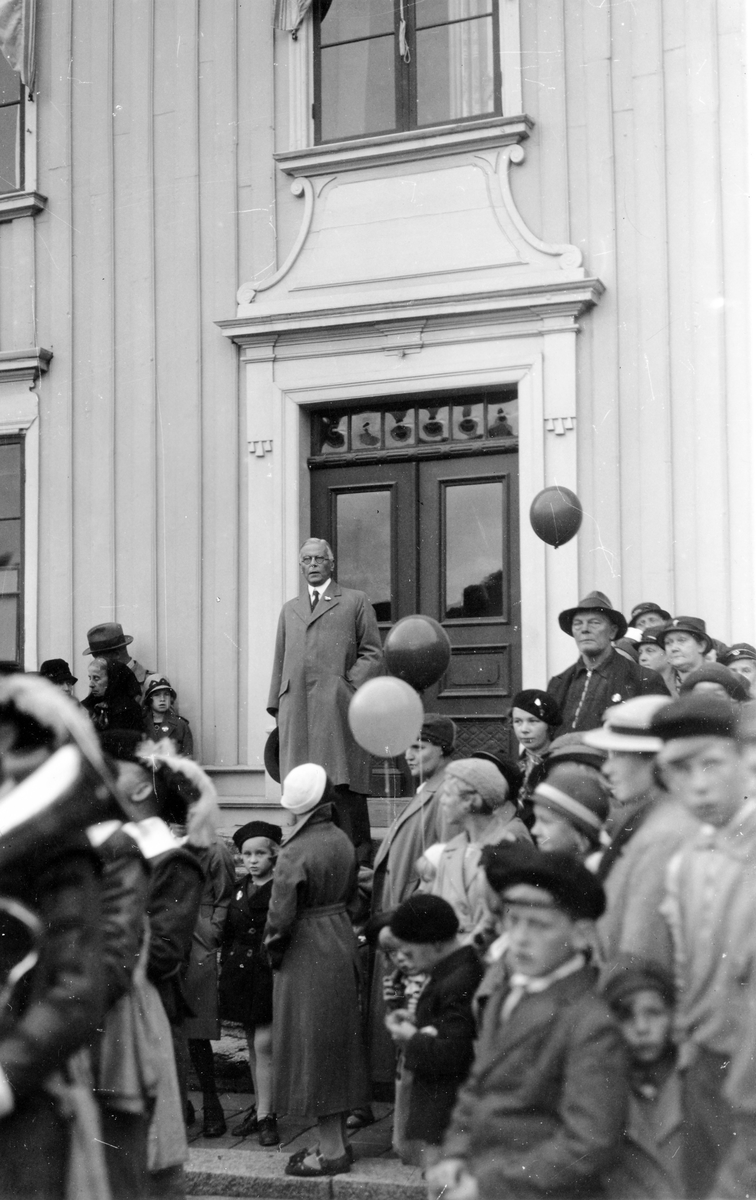 Borgmästare Zimdahl talar från rådhustrappan på Barnens dag 1935.