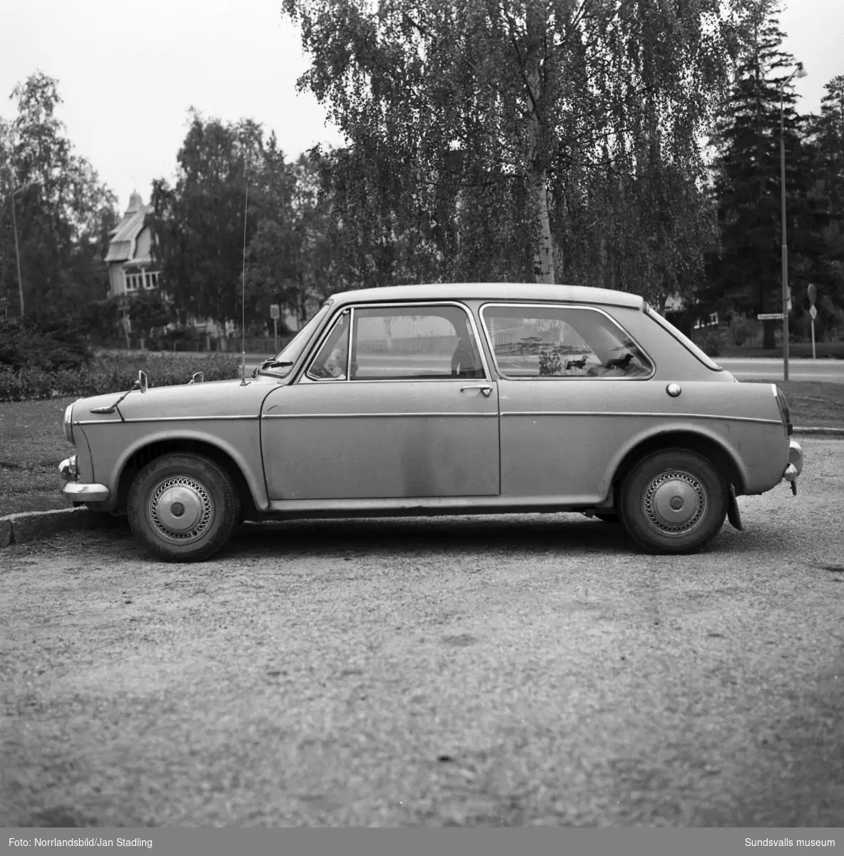 Bilar av olika fabrikat fotograferade på olika platser i Sundsvall på uppdrag av firman Ljuddämpare AB.
