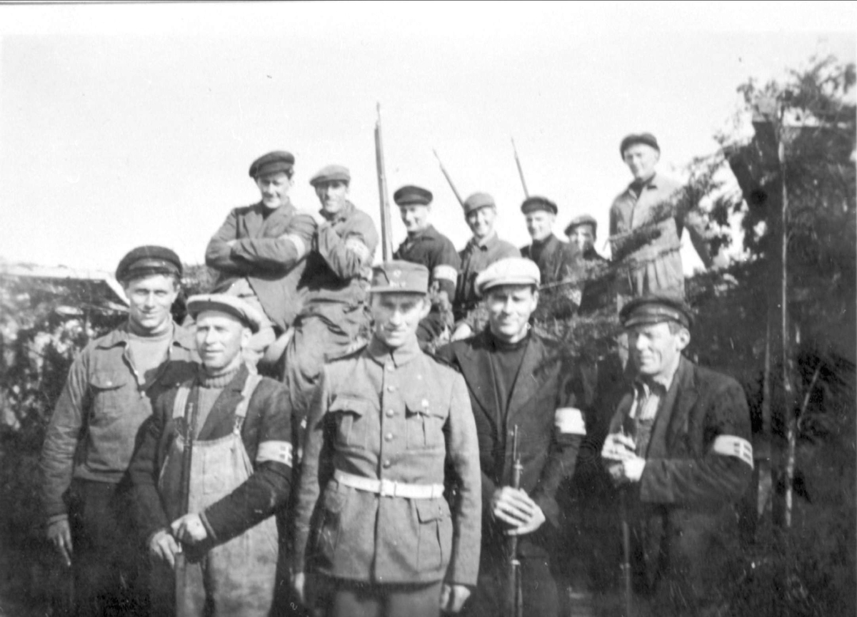 Gruppebilde av Bessebostad Skytterlag på vakt ved Ytre Elgsnes under frigjøringen.