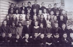 Lærere og elever på Sævland skole ca. 1923 samlet på skoletr