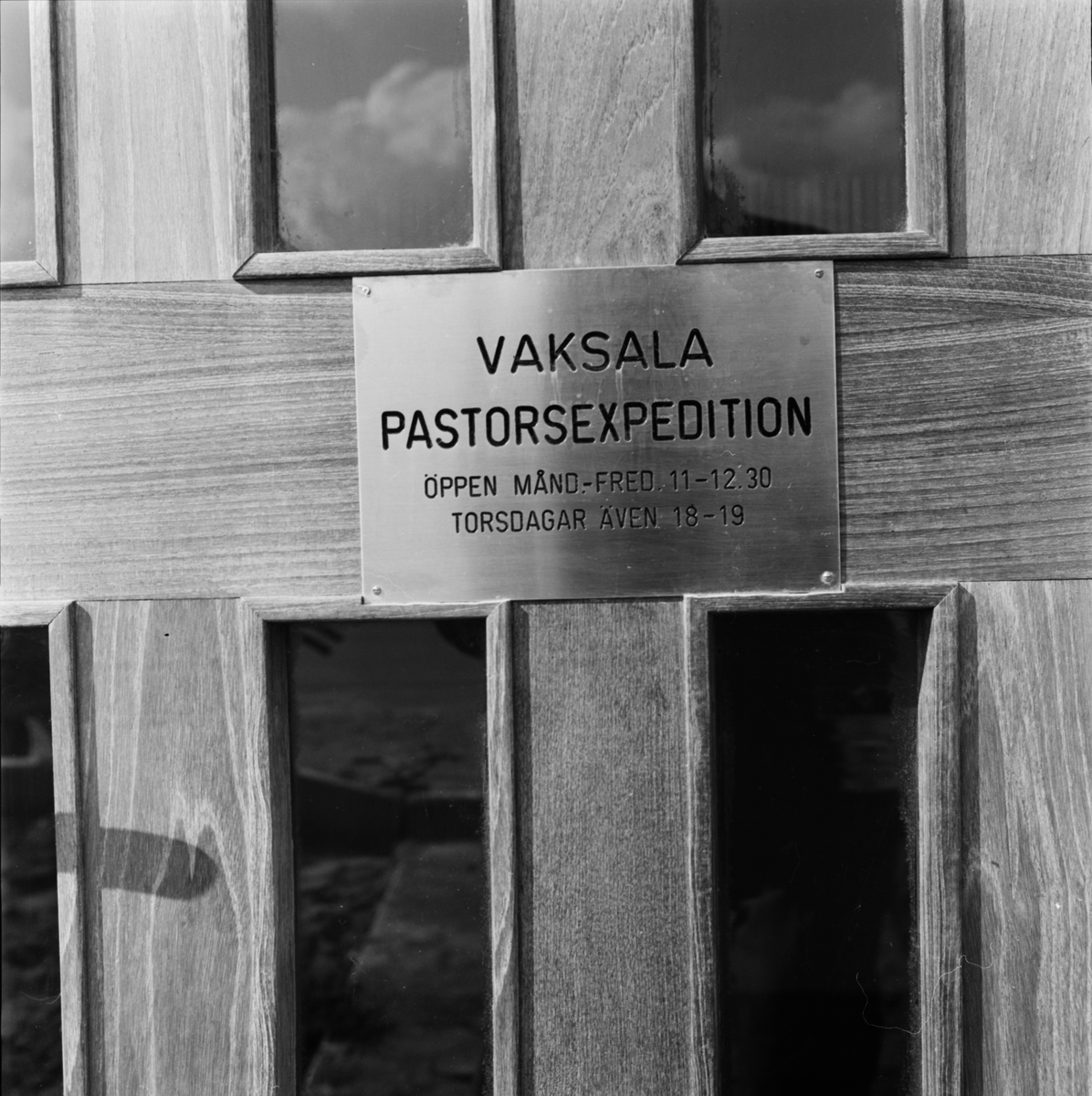 Dörrskylt "Vaksala pastorsexpedition", Uppsala 1963