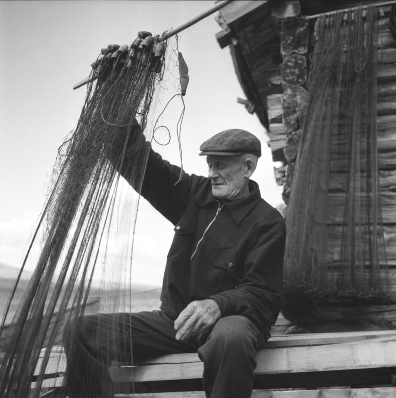 Ole Haugen  ordner med fiskegarn ved Femund