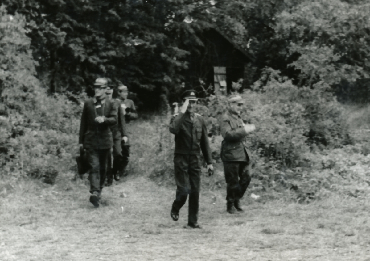 Rikshemvärnstävlingen 1967, sid 18

Vid en skjutstation på Häradsfältet.

Bild 1. CA:s adjutant major Björn Orward, major Rune Wrangdal och sergeant Jaakko Bergqvist.

Bild 2. CA och C P 10.