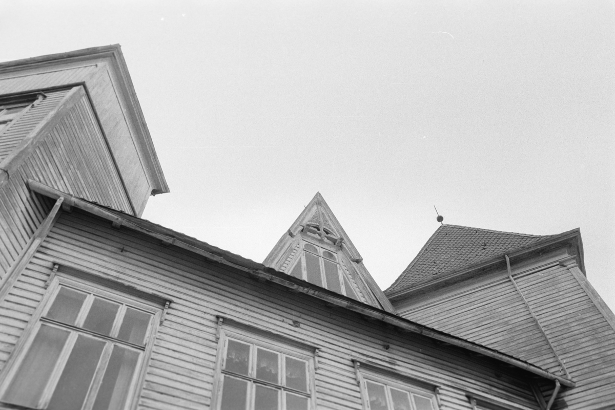 Eksteriør av tak, takutspring og tårn på det gamle rådhuset/Hotel Hardanger.