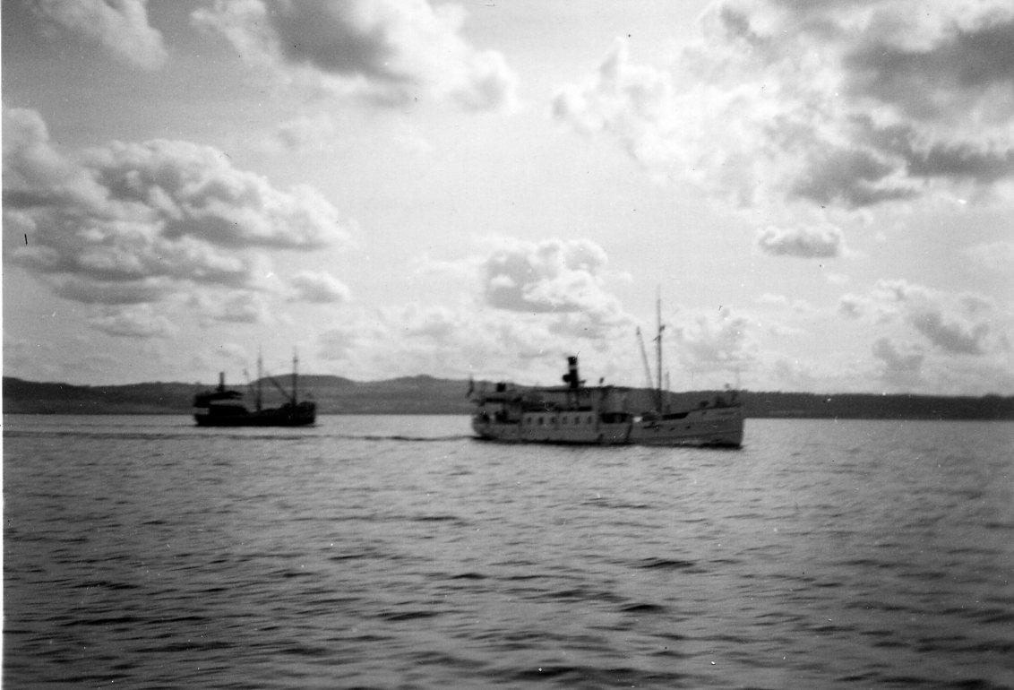 Motoriserade ångbåten M/S Stjärnorp på Vättern. Okänt fartyg som följer efter.