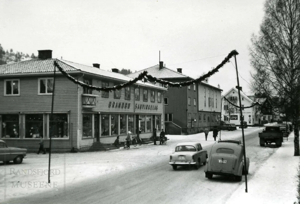 Storlinna i Brandbu sentrum sett fra øst, Samvirkelag / S-laget, Folkets Hus og Smedsrud kafeen
