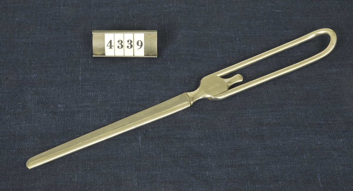 Kirurgiskt instrument, operationskniv, från 1900-talets första del. Har använts vid militära sjukhus.
