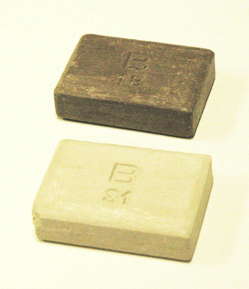 To stykker "B-såpe", ett brunt (nr. 18) og ett hvitt (nr. 31).