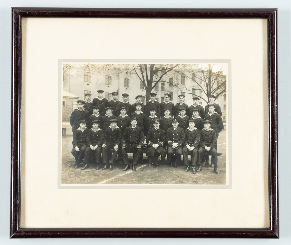 Bilden visar elever och sjöofficerare från maskinskolan på Bataljon Sparre i Karlskrona.