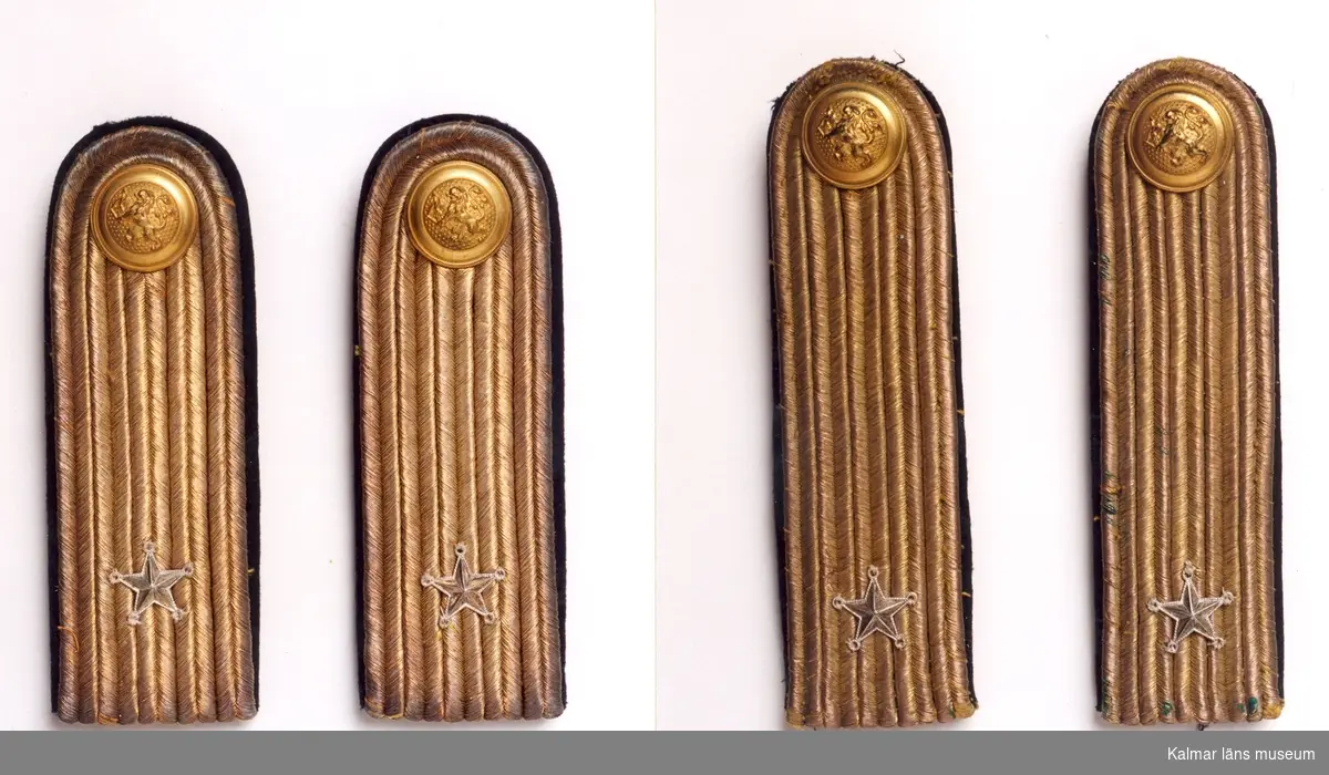 KLM 39700:6 Axelklaff, 4 st, helt i guldsnören med fänriks gradbetäckning och regementsknapp. Axelklaff m/1895 till vapenrock för kompaniofficer (underlöjtnant)?