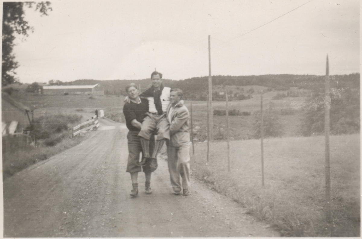 Ved Bruheim (Fætten) på Ekne, 1949-50. Bak skimtes brua over Byaelva og husene på Nord-By. I forgrunnen (f.v.) Arne Watterud, Alf Haug og Arild Svensbråten. De var alle fra Lunner på Hadeland, og var med på ombygginga av murbygningen på Falstad (nå Falstadsenteret) i 1949-50.