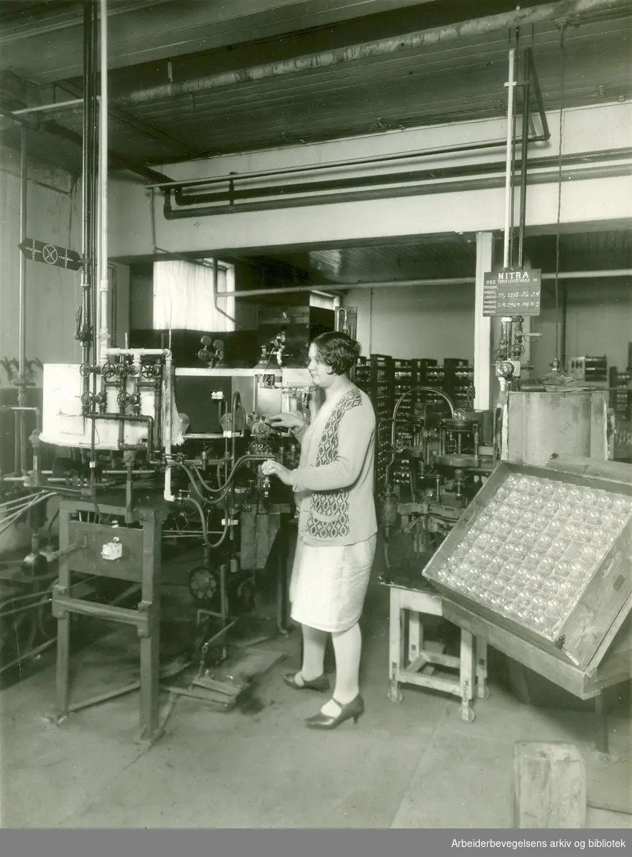Produksjon av Osram lyspærer på Den Norske Lampefabrikk i Drammen..Foto Narve Skarpmoen 1928.