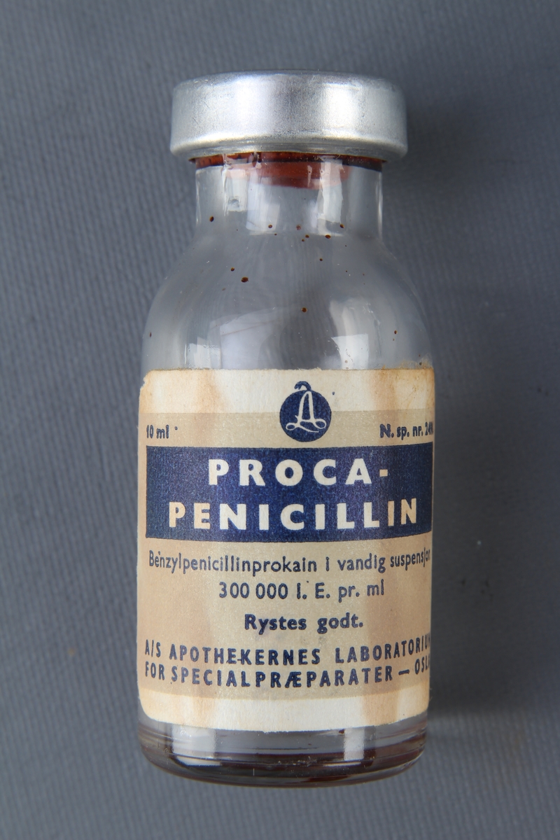 Veterinærutstyr i eske - sprøyte og penicillin.