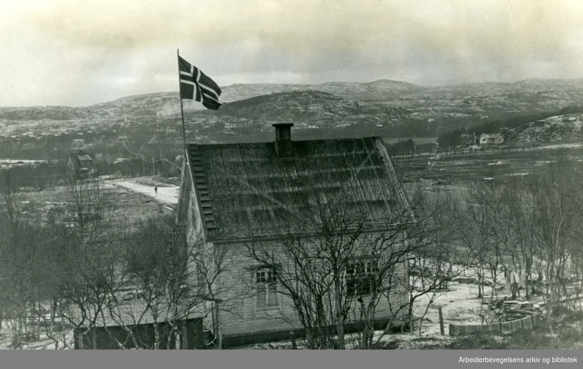Flagget opp for første gang siden 1940. Dette huset ved Bjørnevatn hilser de første norske soldatene velkommen i November 1944.